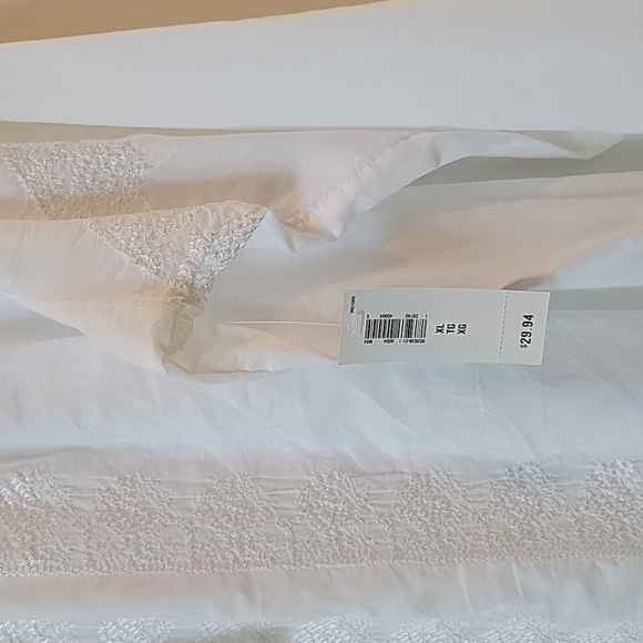 Old Navy Women's Pull Over Embroidered Top - Picture 5 of 6